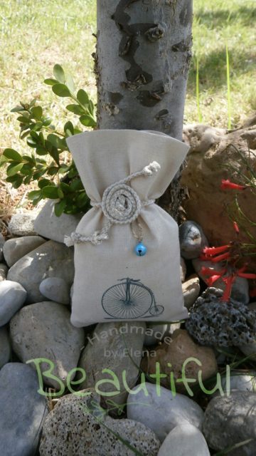Μπομπονιέρες πρωτότυπες. Μπομπονιέρα βάπτισης αγόρι πουγκί, καμβάς εκρού με σχέδιο ποδήλατο και λουλούδι απο κορδόνι πλεκτό γιούτα χειροποίητο.